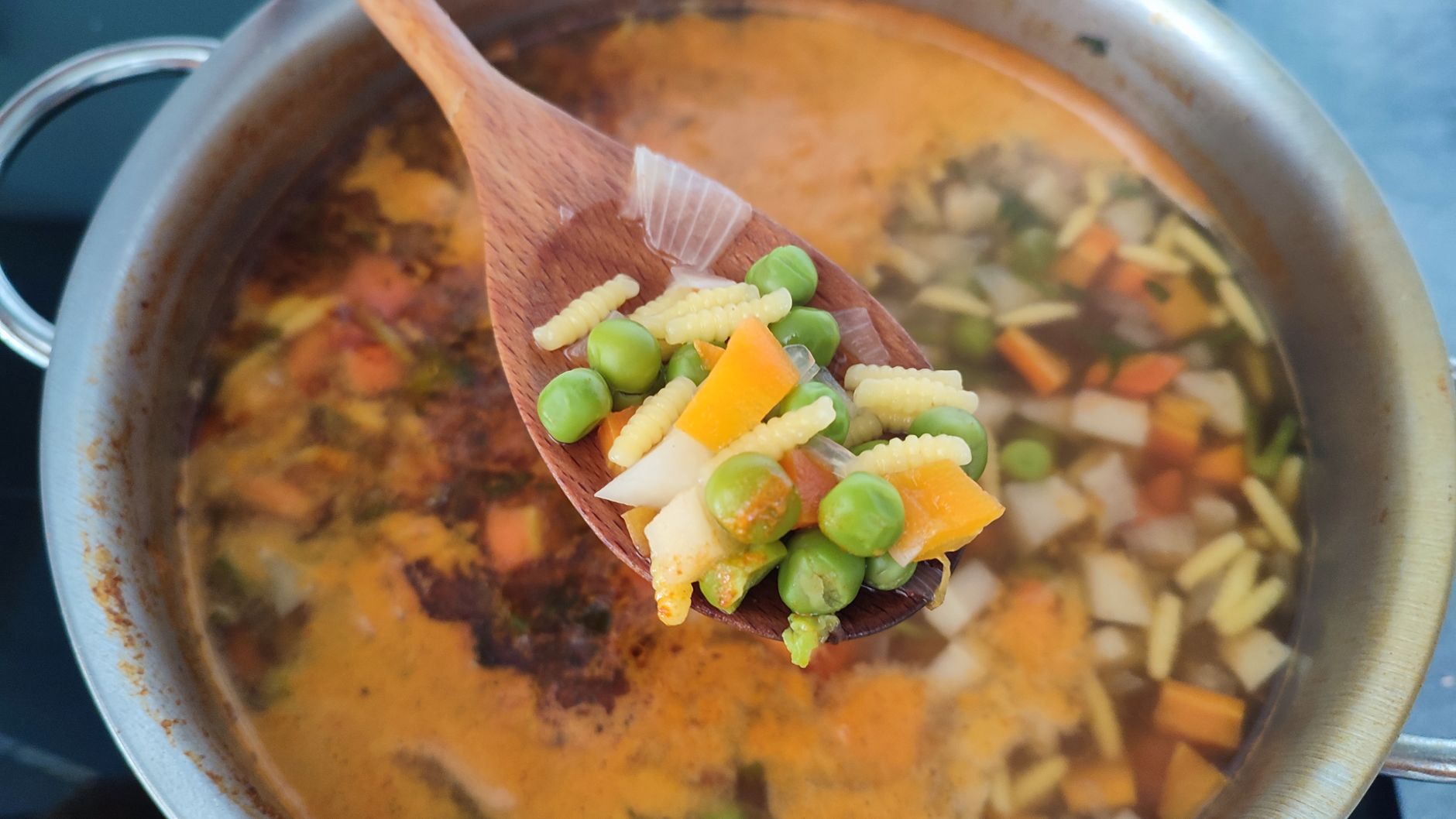 assiette bébé légumes cuillère