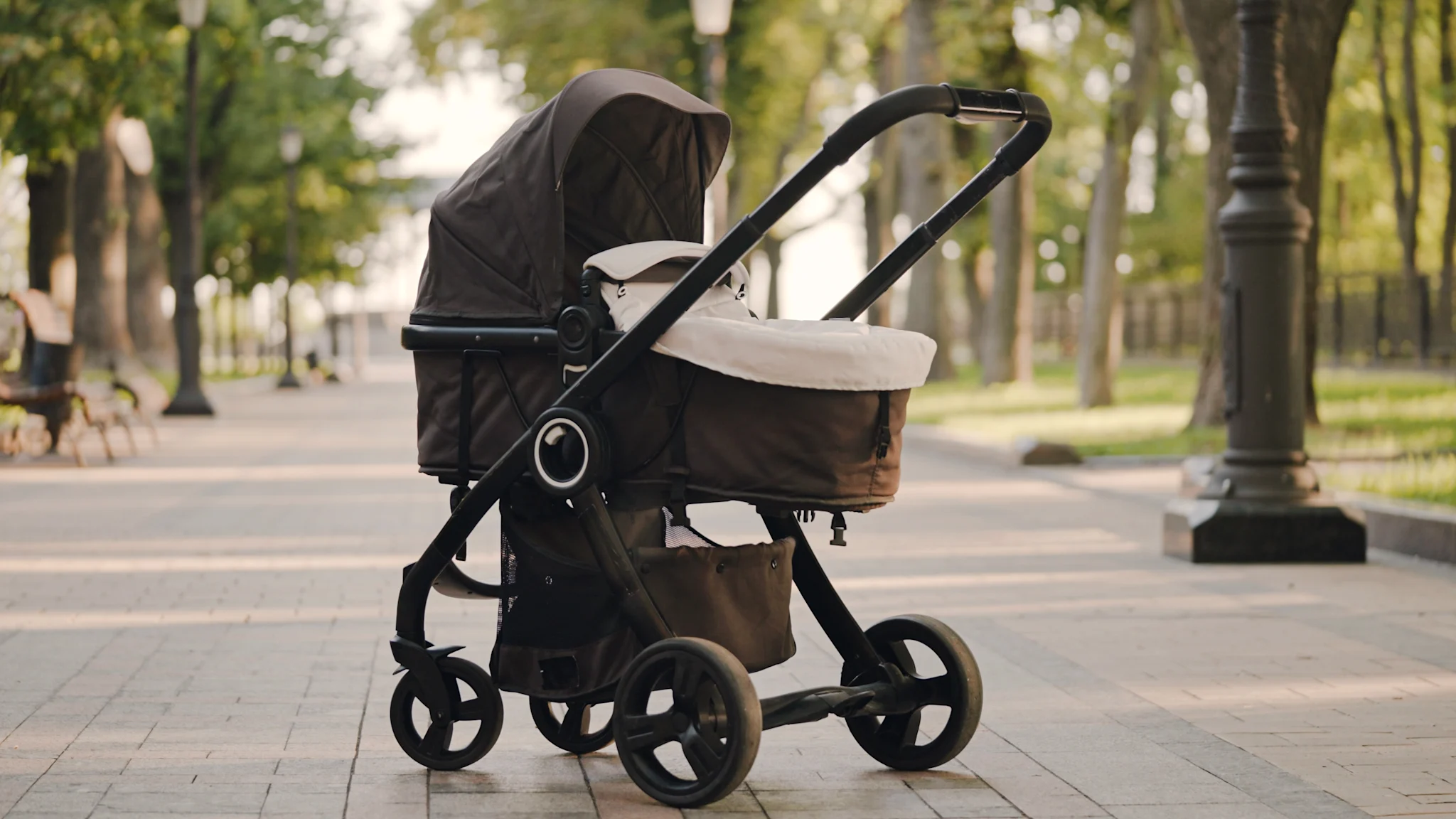 Poussette bébé compacte utilisée pour une promenade en ville