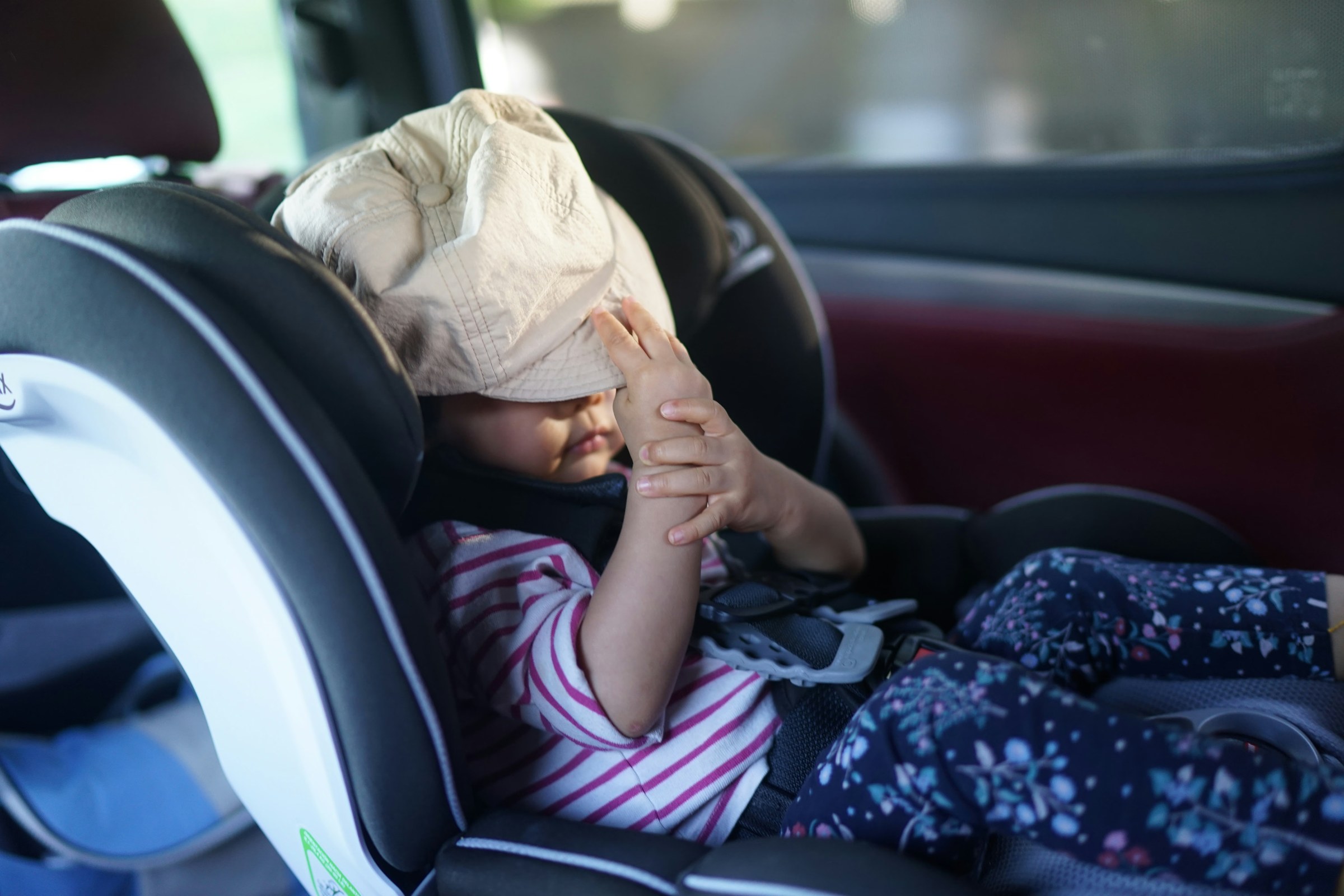 Siège auto pour bébé installé sur la banquette arrière d'une voiture