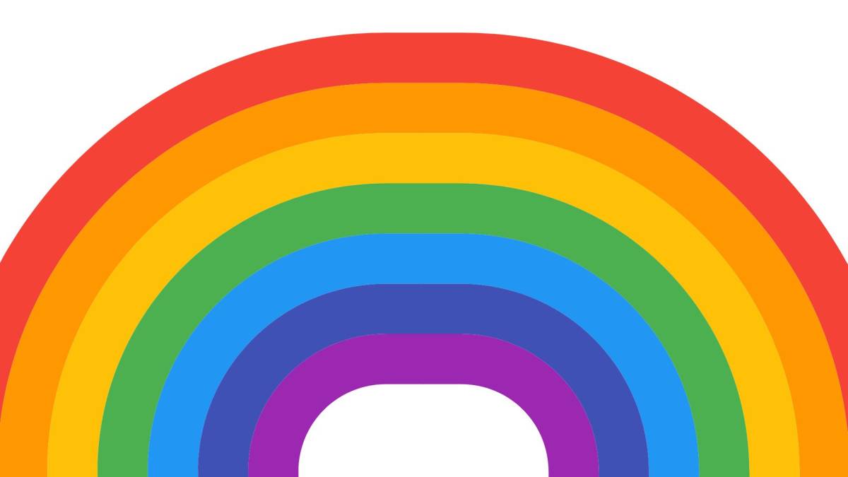 Arc-en-ciel aux sept couleurs dessinant son arche dans le ciel après une averse