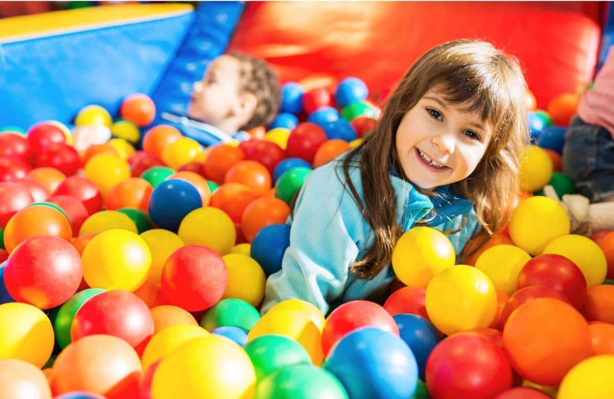 Piscine à balles colorées pour enfant installée dans une chambre
