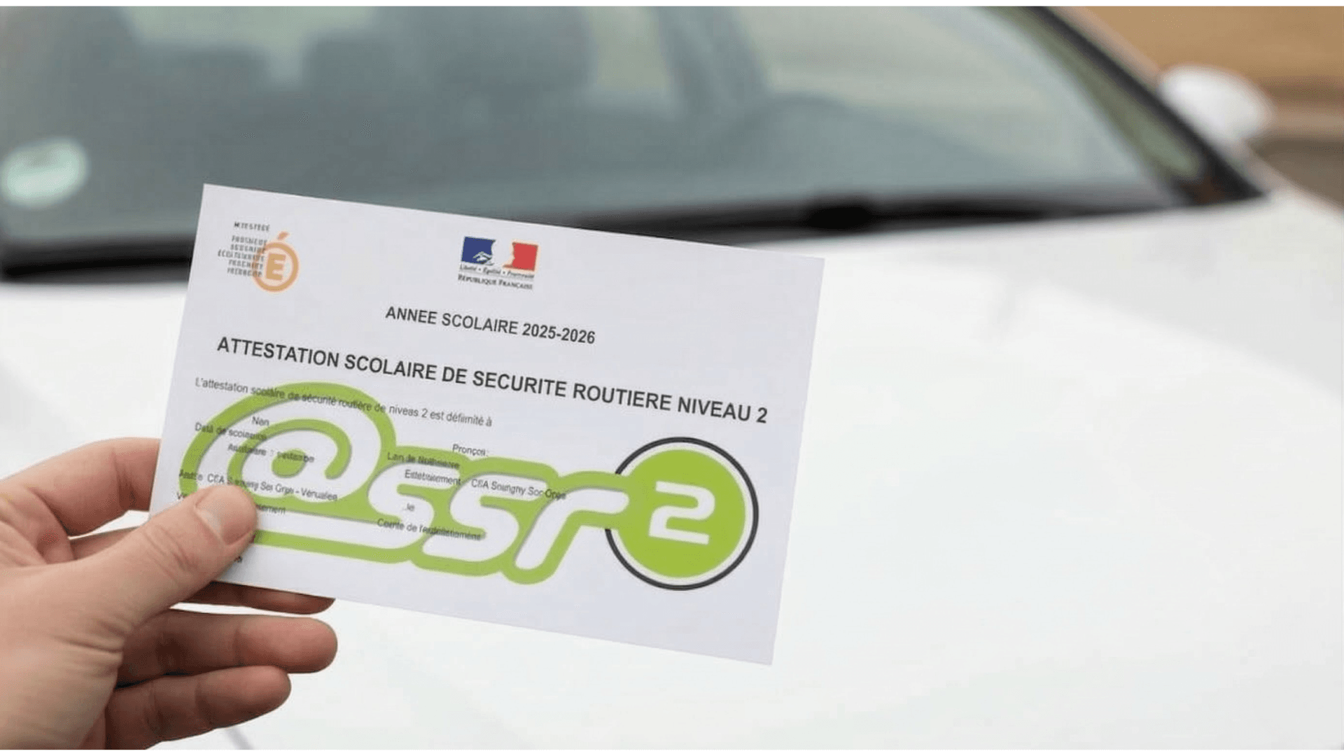 Élève de collège répondant à un questionnaire de sécurité routière pour préparer l'ASSR