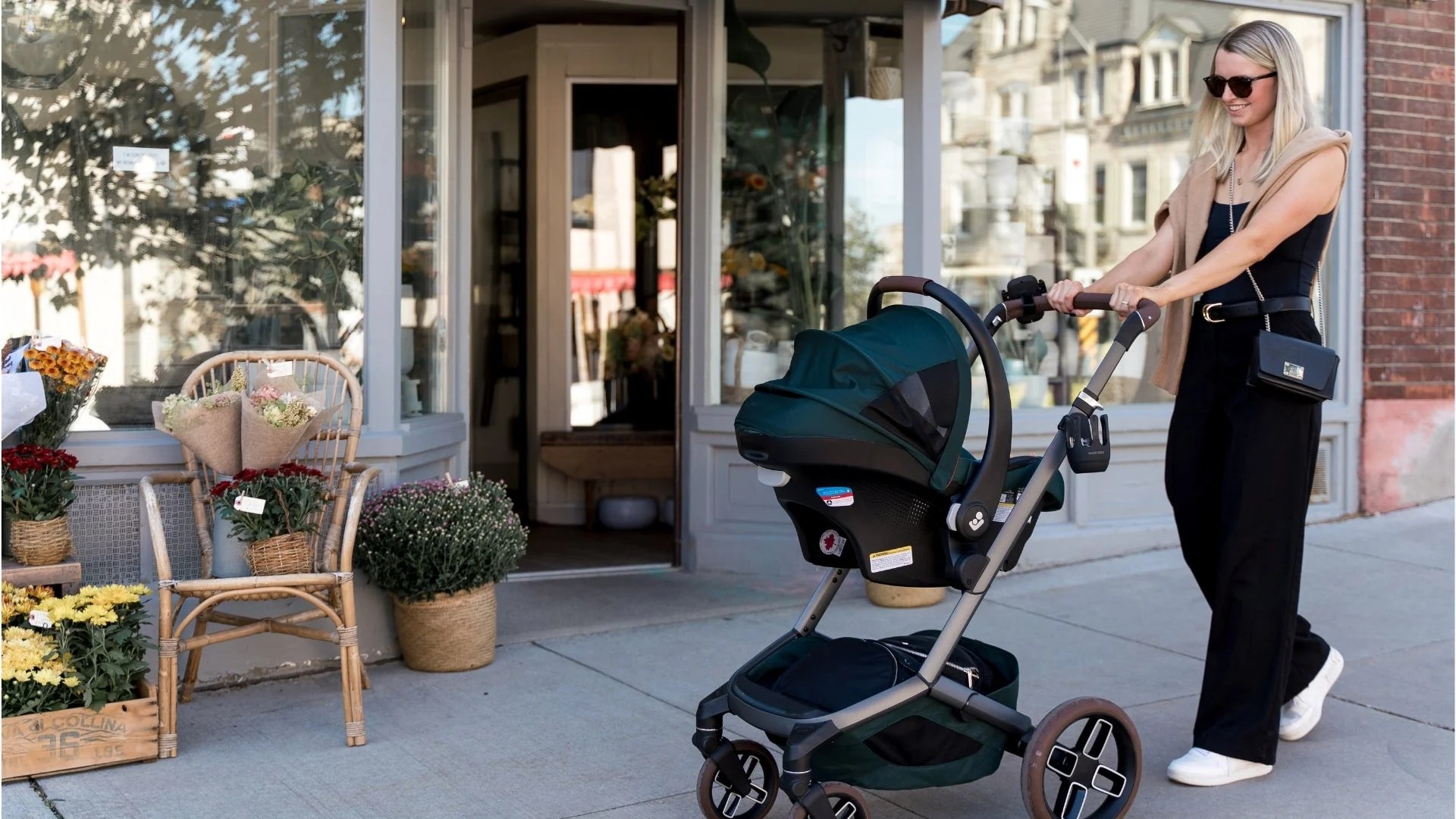 Siège auto Maxi-Cosi installé dans une voiture avec une poussette bébé