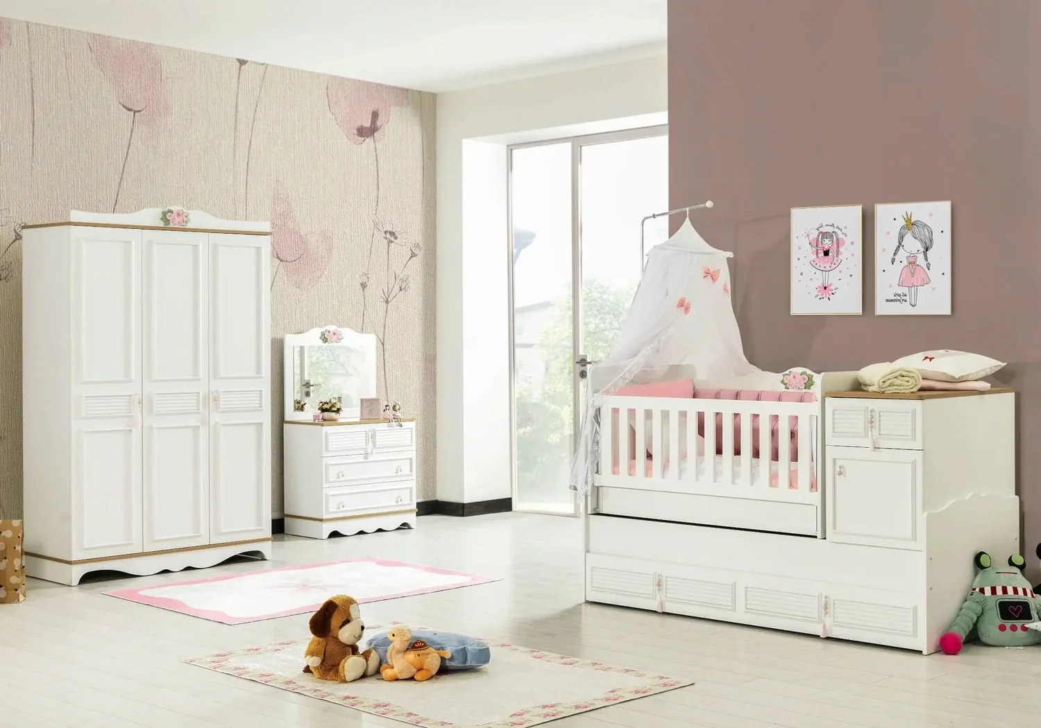Chambre bébé aménagée avec un lit à barreaux 60 x 120 cm et une commode blanche
