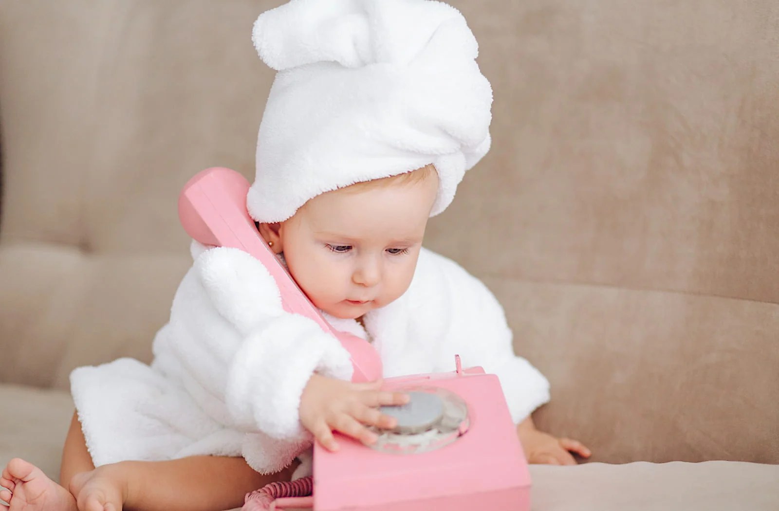 Petits vêtements et jouets de bébé de seconde main rangés dans un carton