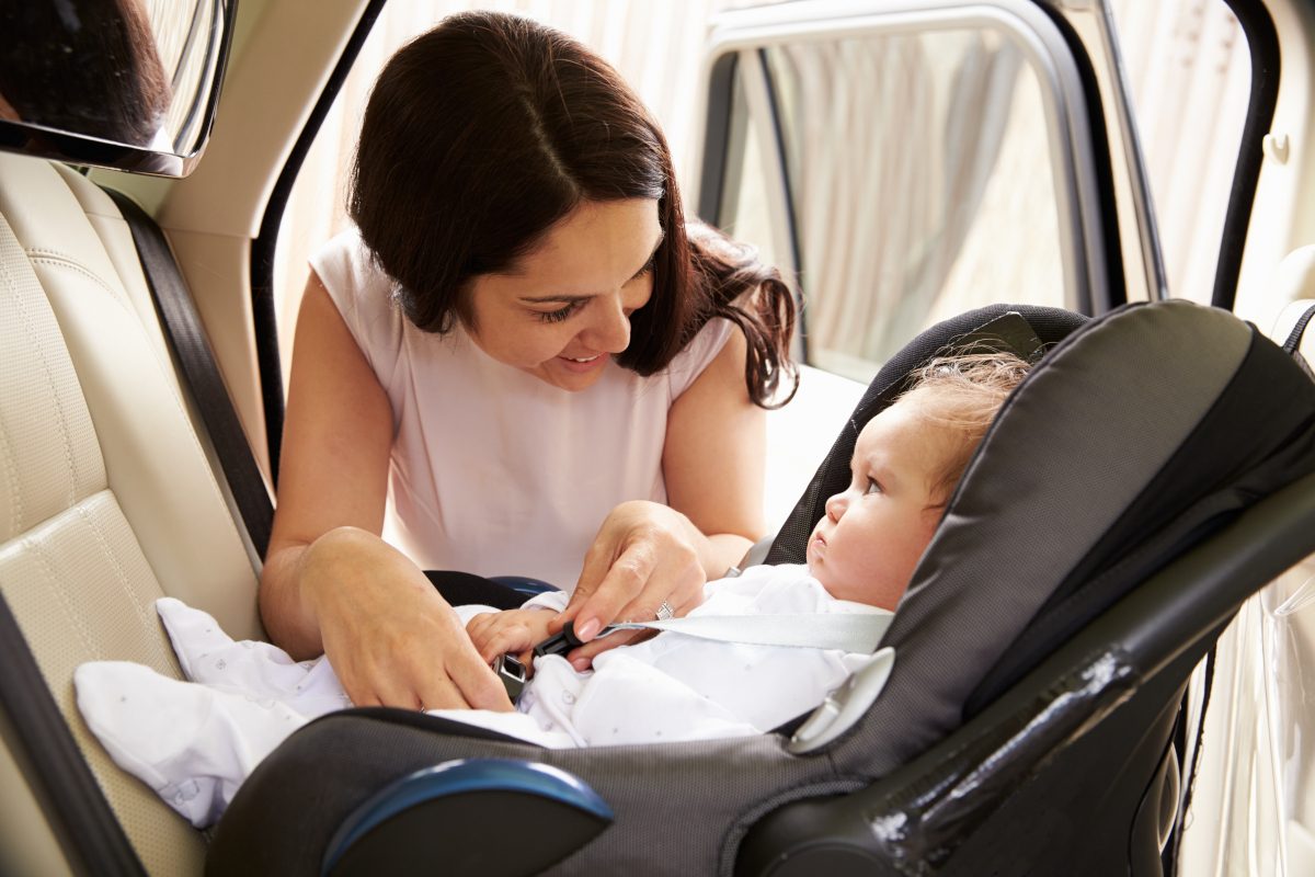 Cosy bébé coque installée dos à la route dans une voiture