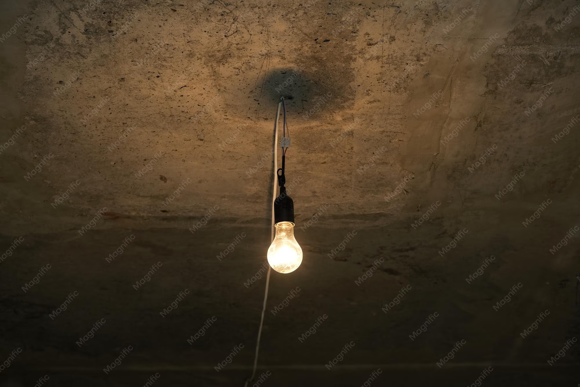 Plafonnier léger installé au plafond sans perçage grâce à une fixation adhésive renforcée